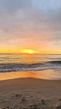 Sahilde günbatımı. çarpıcı renkli gökyüzü, deniz manzarası. Yüksek kalite 4k görüntü