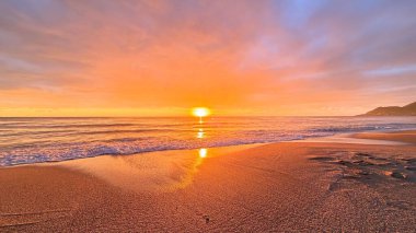 Sahilde günbatımı. çarpıcı renkli gökyüzü, deniz manzarası. Yüksek kalite 4k görüntü