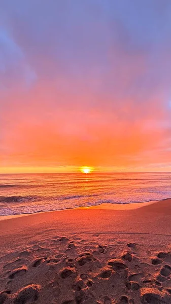 Sahilde günbatımı. çarpıcı renkli gökyüzü, deniz manzarası. Yüksek kalite 4k görüntü