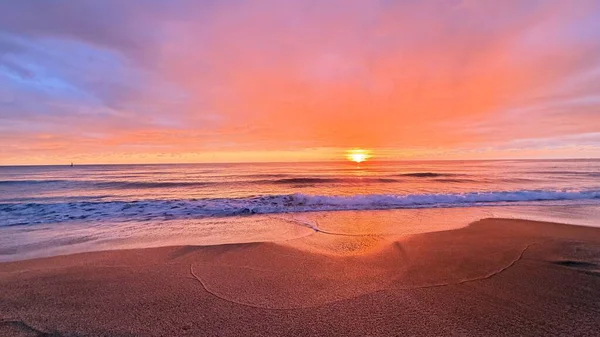 Sahilde günbatımı. çarpıcı renkli gökyüzü, deniz manzarası. Yüksek kalite 4k görüntü