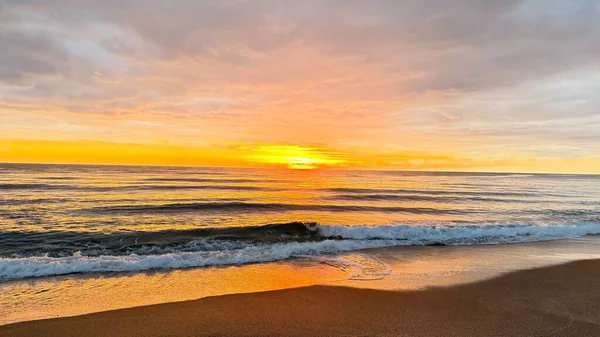 Sahilde günbatımı. çarpıcı renkli gökyüzü, deniz manzarası. Yüksek kalite 4k görüntü