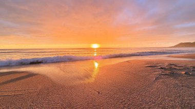 Sahilde günbatımı. çarpıcı renkli gökyüzü, deniz manzarası. Yüksek kalite 4k görüntü