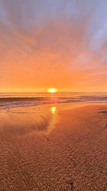 Sahilde günbatımı. çarpıcı renkli gökyüzü, deniz manzarası. Yüksek kalite 4k görüntü