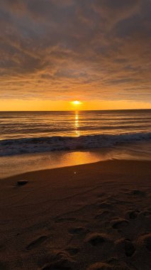 Sahilde günbatımı. çarpıcı renkli gökyüzü, deniz manzarası. Yüksek kalite 4k görüntü