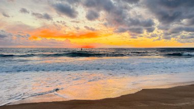 Sahilde günbatımı. çarpıcı renkli gökyüzü, deniz manzarası. Yüksek kalite 4k görüntü