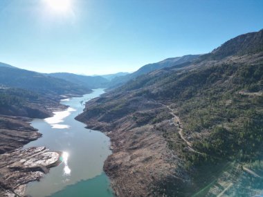 Dağlar nehir ormanı. Yol kenarındaki kayalık kayalıklar. Dağ manzarası. Yüksek kalite fotoğraf