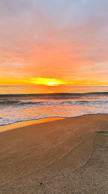 Sahilde günbatımı. çarpıcı renkli gökyüzü, deniz manzarası. Yüksek kalite 4k görüntü
