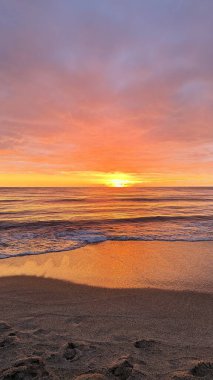 Sahilde günbatımı. çarpıcı renkli gökyüzü, deniz manzarası. Yüksek kalite 4k görüntü