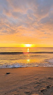 Sahilde günbatımı. çarpıcı renkli gökyüzü, deniz manzarası. Yüksek kalite 4k görüntü