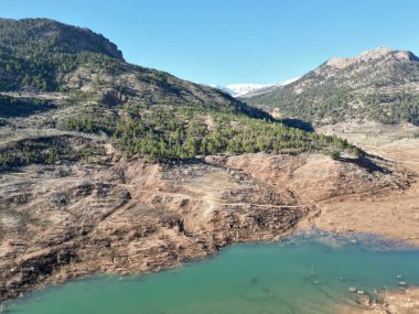 Dağlar nehir ormanı. Yol kenarındaki kayalık kayalıklar. Dağ manzarası. Yüksek kalite fotoğraf