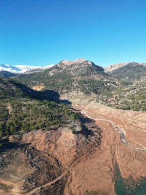 Yol kenarındaki kayalık kayalıklar. Dağ manzarası. Yüksek kalite fotoğraf
