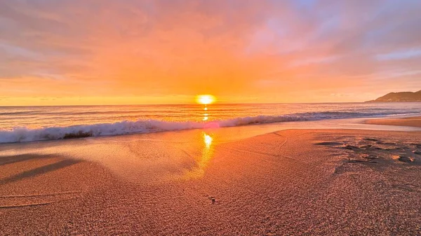 Sahilde günbatımı. çarpıcı renkli gökyüzü, deniz manzarası. Yüksek kalite 4k görüntü