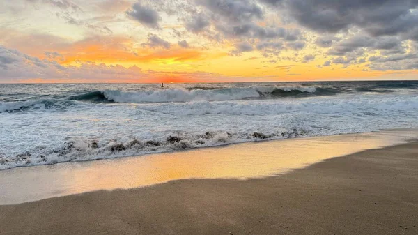 Sahilde günbatımı. çarpıcı renkli gökyüzü, deniz manzarası. Yüksek kalite 4k görüntü