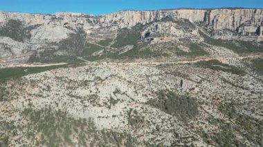 Dağlık orman manzarası. Yol kenarındaki kayalık kayalıklar. Yüksek kalite fotoğraf