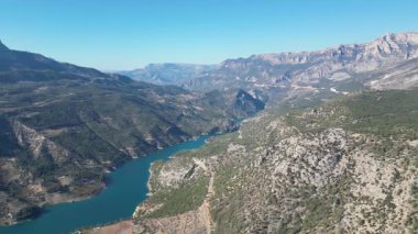 Dağlar nehir ormanı. Yol kenarındaki kayalık kayalıklar. Dağ manzarası. Yüksek kalite fotoğraf