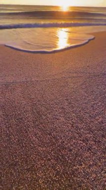 Sahilde günbatımı. çarpıcı renkli gökyüzü, deniz manzarası. Yüksek kalite 4k görüntü