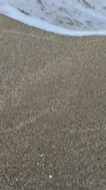 Sahilde günbatımı. çarpıcı renkli gökyüzü, deniz manzarası. Yüksek kalite 4k görüntü