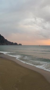 Sahilde günbatımı. çarpıcı renkli gökyüzü, deniz manzarası. Yüksek kalite 4k görüntü