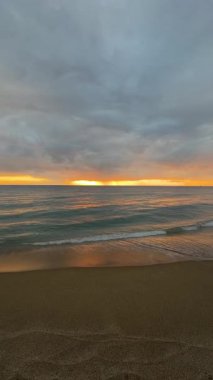 Sahilde günbatımı. çarpıcı renkli gökyüzü, deniz manzarası. Yüksek kalite 4k görüntü