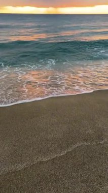Sahilde günbatımı. çarpıcı renkli gökyüzü, deniz manzarası. Yüksek kalite 4k görüntü