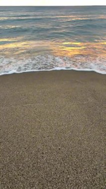 Sahilde günbatımı. çarpıcı renkli gökyüzü, deniz manzarası. Yüksek kalite 4k görüntü