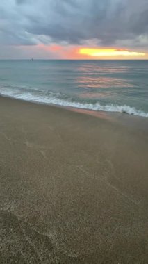 Sahilde günbatımı. çarpıcı renkli gökyüzü, deniz manzarası. Yüksek kalite 4k görüntü