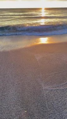 Sahilde günbatımı. çarpıcı renkli gökyüzü, deniz manzarası. Yüksek kalite 4k görüntü