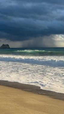 Sahilde günbatımı. çarpıcı renkli gökyüzü, deniz manzarası. Yüksek kalite 4k görüntü