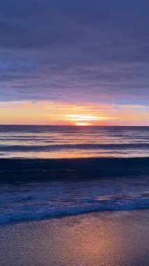 Sahilde günbatımı. çarpıcı renkli gökyüzü, deniz manzarası. Yüksek kalite 4k görüntü