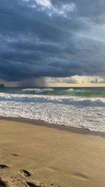 Sahilde günbatımı. çarpıcı renkli gökyüzü, deniz manzarası. Yüksek kalite 4k görüntü