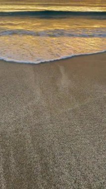 Sahilde günbatımı. çarpıcı renkli gökyüzü, deniz manzarası. Yüksek kalite 4k görüntü