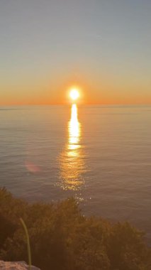 Sahilde günbatımı. çarpıcı renkli gökyüzü, deniz manzarası. Yüksek kalite 4k görüntü