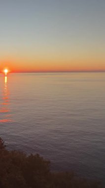 Sahilde günbatımı. çarpıcı renkli gökyüzü, deniz manzarası. Yüksek kalite 4k görüntü