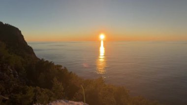 Sahilde günbatımı. çarpıcı renkli gökyüzü, deniz manzarası. Yüksek kalite 4k görüntü