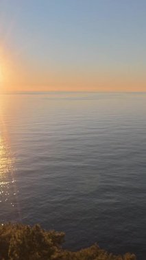 Sahilde günbatımı. çarpıcı renkli gökyüzü, deniz manzarası. Yüksek kalite 4k görüntü