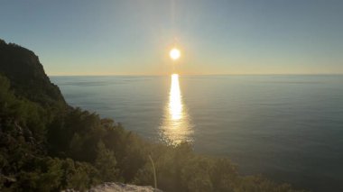 Sahilde günbatımı. çarpıcı renkli gökyüzü, deniz manzarası. Yüksek kalite 4k görüntü