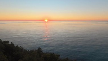 Sahilde günbatımı. çarpıcı renkli gökyüzü, deniz manzarası. Yüksek kalite 4k görüntü