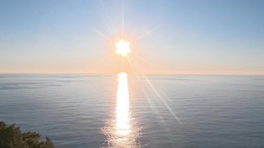 Sahilde günbatımı. çarpıcı renkli gökyüzü, deniz manzarası. Yüksek kalite 4k görüntü