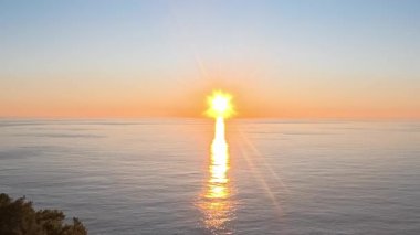 Sahilde günbatımı. çarpıcı renkli gökyüzü, deniz manzarası. Yüksek kalite 4k görüntü