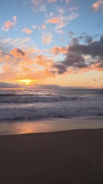 Sahilde günbatımı. çarpıcı renkli gökyüzü, deniz manzarası. Yüksek kalite 4k görüntü