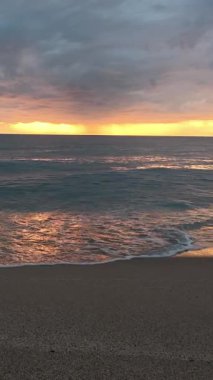 Sahilde günbatımı. çarpıcı renkli gökyüzü, deniz manzarası. Yüksek kalite 4k görüntü