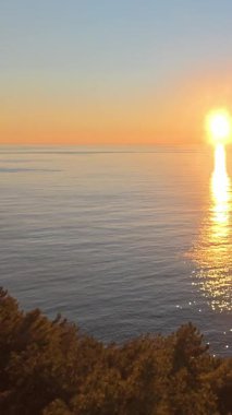 Sahilde günbatımı. çarpıcı renkli gökyüzü, deniz manzarası. Yüksek kalite 4k görüntü