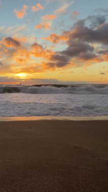 Sahilde günbatımı. çarpıcı renkli gökyüzü, deniz manzarası. Yüksek kalite 4k görüntü