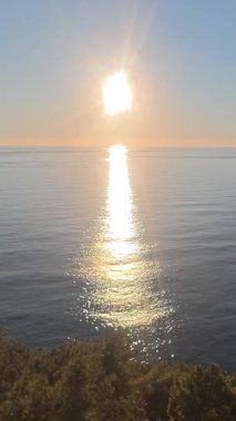 Sahilde günbatımı. çarpıcı renkli gökyüzü, deniz manzarası. Yüksek kalite 4k görüntü