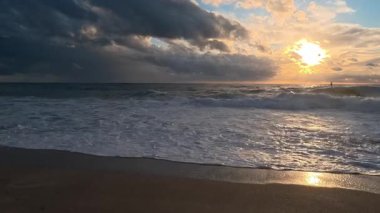 Sahilde günbatımı. çarpıcı renkli gökyüzü, deniz manzarası. Yüksek kalite 4k görüntü
