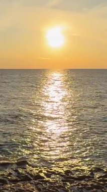 Sahilde günbatımı. çarpıcı renkli gökyüzü, deniz manzarası. Yüksek kalite 4k görüntü