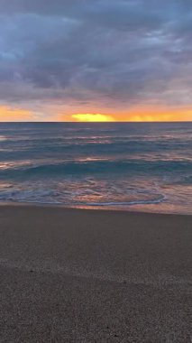 Sahilde günbatımı. çarpıcı renkli gökyüzü, deniz manzarası. Yüksek kalite 4k görüntü