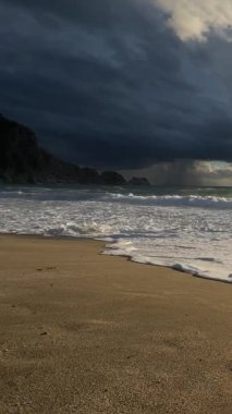 Sahilde günbatımı. çarpıcı renkli gökyüzü, deniz manzarası. Yüksek kalite 4k görüntü