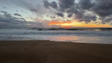 Sahilde günbatımı. çarpıcı renkli gökyüzü, deniz manzarası. Yüksek kalite 4k görüntü
