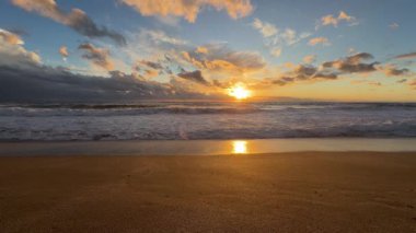 Sahilde günbatımı. çarpıcı renkli gökyüzü, deniz manzarası. Yüksek kalite 4k görüntü